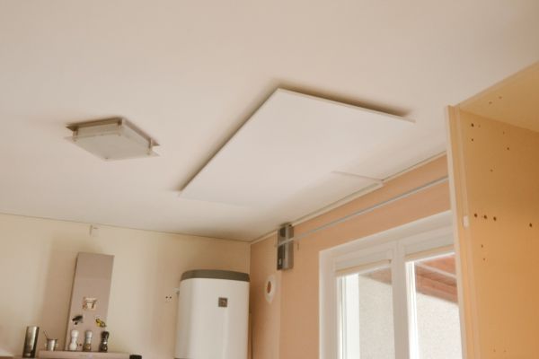 infrapanel-heatwell-910w-na-strope-v-kuchyni-v-bilem-bezramovem-provedeni806FE3D9-6A06-4F65-EB0F-2D4A35060D0C.jpg